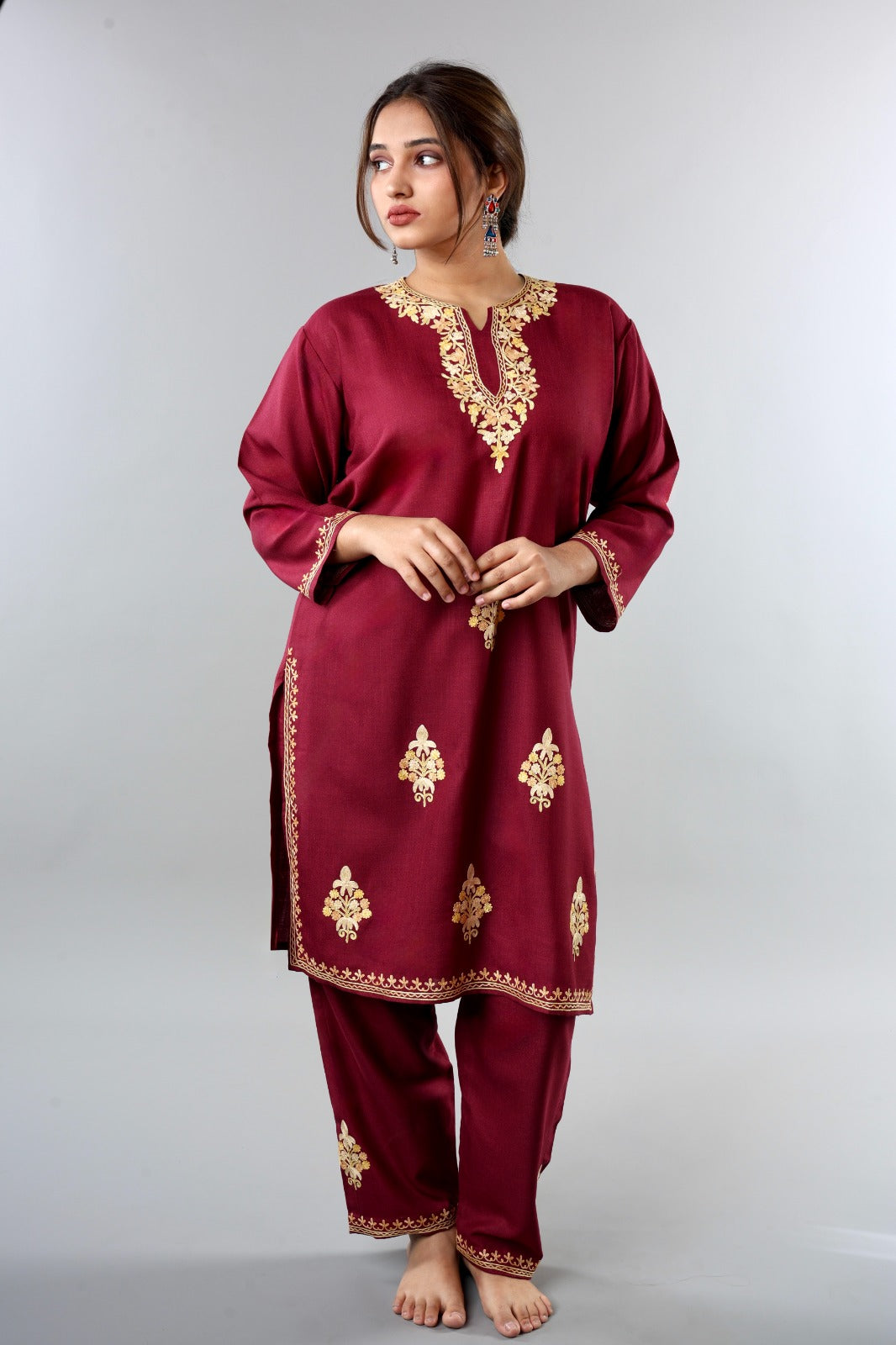 Ethnic Embroidered Kurta with Floral Neckline Detailing (Copy)