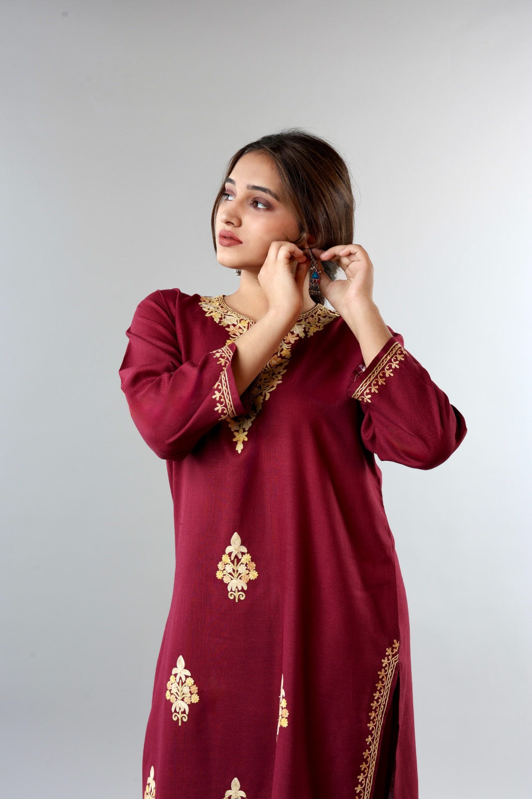Ethnic Embroidered Kurta with Floral Neckline Detailing (Copy)
