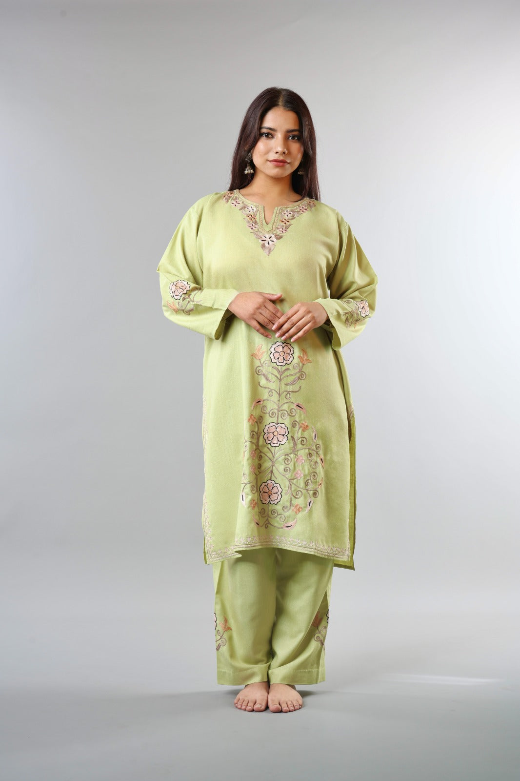 Ethnic Embroidered Kurta with Floral Neckline Detailing (Copy)