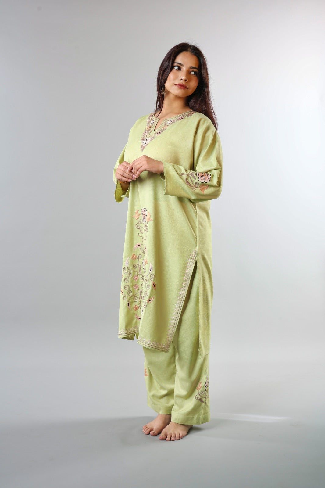 Ethnic Embroidered Kurta with Floral Neckline Detailing (Copy)