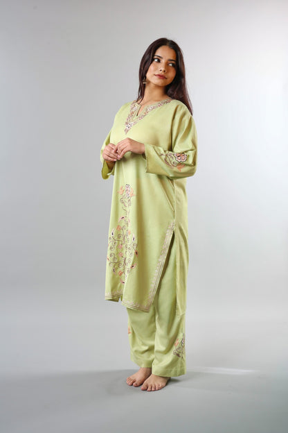 Ethnic Embroidered Kurta with Floral Neckline Detailing (Copy)