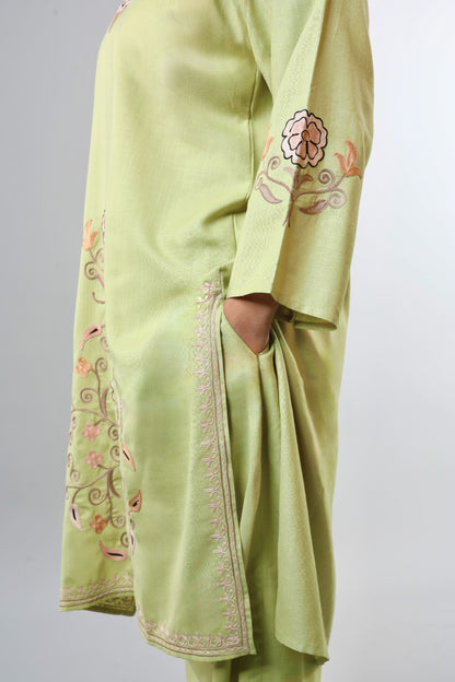 Ethnic Embroidered Kurta with Floral Neckline Detailing (Copy)