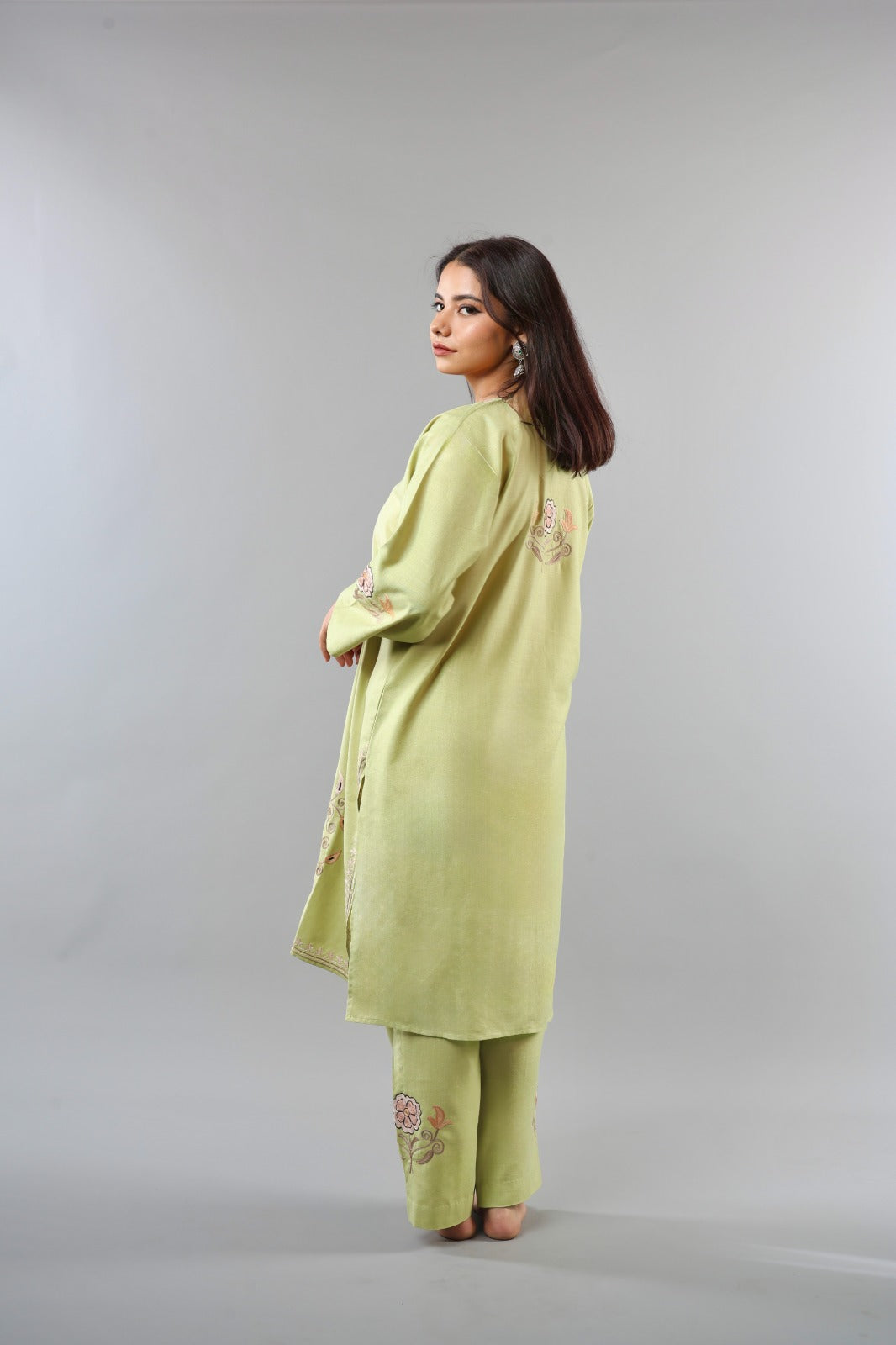 Ethnic Embroidered Kurta with Floral Neckline Detailing (Copy)