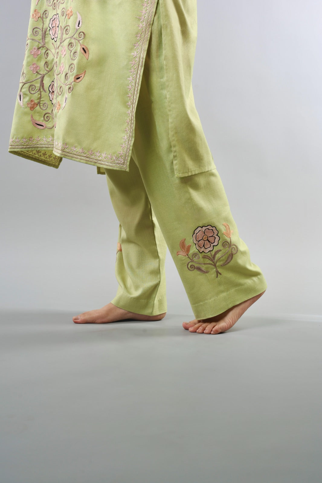 Ethnic Embroidered Kurta with Floral Neckline Detailing (Copy)